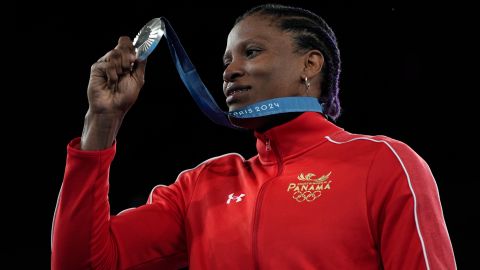 Atheyna Bylon posa con la medalla que conquistó en París 2024.