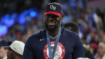 LeBron James muestra su medalla de oro de los Juegos Olímpicos de París 2024.