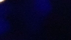 Tom Cruise sujeta el estandarte de los Juegos Olímpicos en la ceremonia de cierre de París 2024.