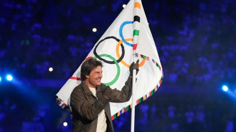 Tom Cruise sujeta el estandarte de los Juegos Olímpicos en la ceremonia de cierre de París 2024.