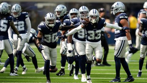 Jugadores de Dallas Cowboys durante un partido de pretemporada ante Los Angeles Rams.