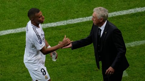 Kylian Mbappé saludando a Carlo Ancelotti.