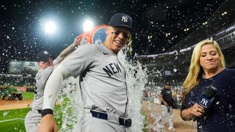 Aaron Jugde recibe un baño de hielo por parte de sus compañeros tras conectar su jonrón 300.