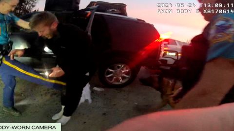 Policía de Alaska arresta al hombre equivocado con violencia total, según informes
