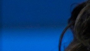 Harris, saluda a sus seguidores en un evento de campaña en el Centro Hendrick para la Excelencia Automotriz, Carolina del Norte.