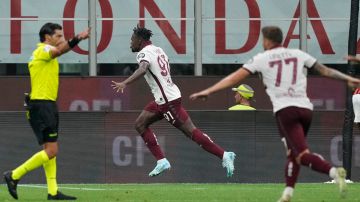 Jugadores del Torino celebran gol luego que el principal validara el tanto con el VAR.