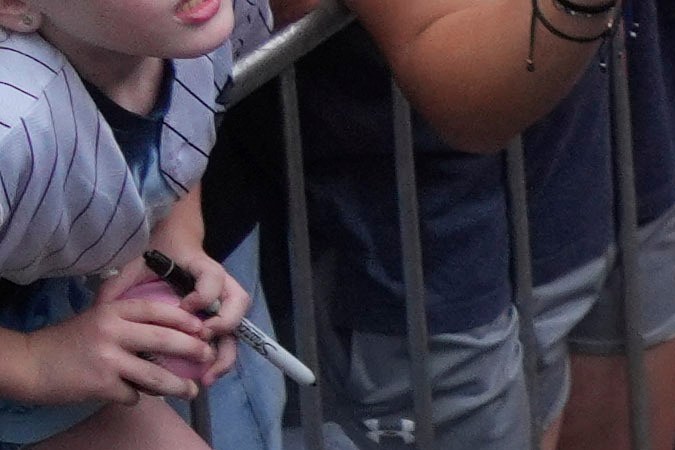 A Aaron Judge se le vio compartiendo con los niños y gente de la grada presente en el Bowman Stadium. FOTO: AP / Gene J. Puskar.