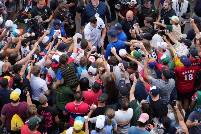 A Aaron Judge se le vio compartiendo con los niños y gente de la grada presente en el Bowman Stadium. FOTO: AP / Gene J. Puskar.