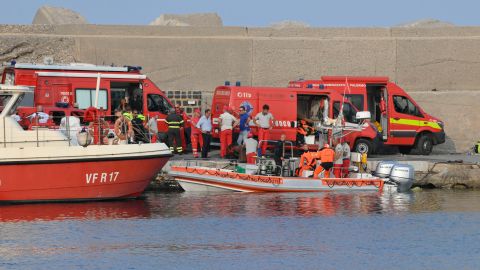 Sigue búsqueda de seis desaparecidos, incluidos dos estadounidenses, tras naufragio de un yate en Italia