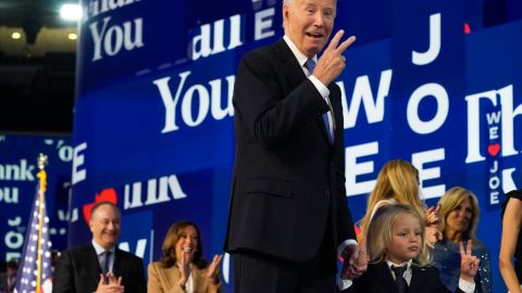 Biden y su nieto Beau hacen el signo de la paz durante el primer día de la Convención Nacional Demócrata.