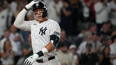 Aaron Judge celebra tras batear su cuadrangular número 49 de la temporada.