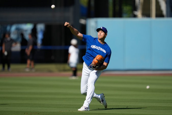 Shohei Ohtani realiza lanzamientos en terreno plano antes de su ingreso a una corta sesión de bullpen.