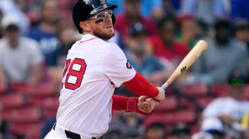 Danny Jansen toma turno con Boston Red Sox frente a Toronto Blue Jays.