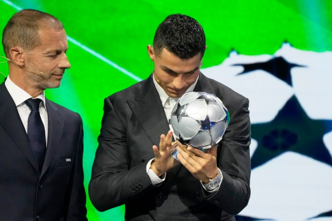 Cristiano Ronaldo con su galardón.