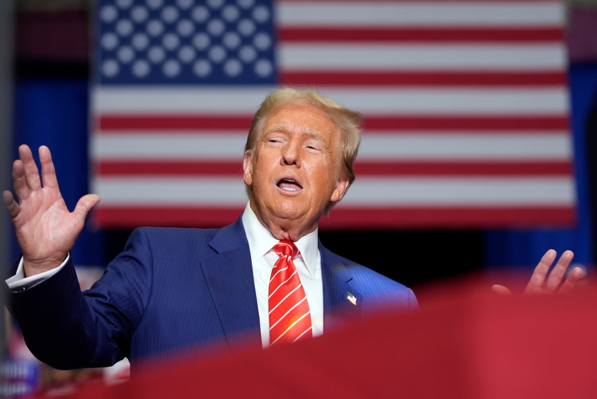 Trump threatens those who burn the American flag with one year in prison