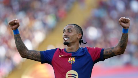 Raphinha celebra luego de sellar su primer hat-trick como profesional.