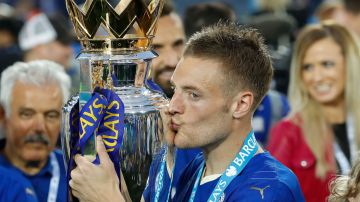 Jamie Vardy alza la Premier League de Inglaterra en 2016.