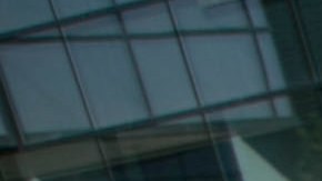 Los acusados lanzaron al piso a Mitchell afuera del hotel, uno de ellos lo golpeó en varias ocasiones, otro lo golpeó una vez, y otro lo pateó en el torso.
