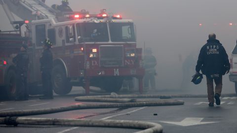 Entre los heridos se encuentran 11 bomberos y tres residentes de Queens.