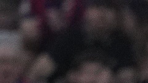 El delantero del Barcelona Robert Lewandowski remata ante el portero Álex Padilla.