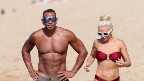 La pareja se mostró extremadamente cómoda y feliz durante su tiempo en la playa.