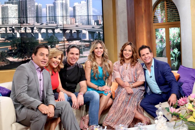 Adamari López, Daniel Sarcos, Ana María Canseco, Chef James, Neida Sandoval y Diego Schoening fueron los conductores de "Un Nuevo Día" de Telemundo en el año 2015.