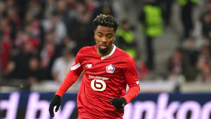 Angel Gomes, del Lille, corre con el balón durante el partido de vuelta de los octavos de final de la Europa Conference League entre Lille y Sturm Graz, en el estadio Pierre Mauroy en Villeneuve d'Ascq, en el norte de Francia, el jueves 14 de marzo de 2024. (Foto AP/Matthieu Mirville)