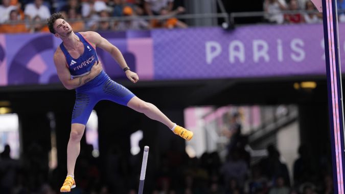 El francés Anthony Ammirati compite en la prueba de salto con pértiga masculina de los Juegos Olímpicos de Verano de 2024, el sábado 3 de agosto de 2024, en Saint-Denis, Francia. (Foto AP/Bernat Armangue).