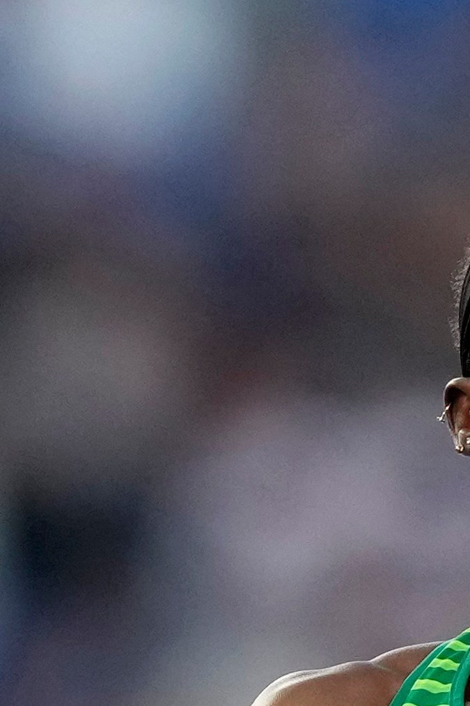 Favour Ofili de Nigeria gana su semifinal de 200 metros femeninos durante la competencia de atletismo en el Estadio Alexander en los Juegos de la Commonwealth en Birmingham, Inglaterra, el viernes 5 de agosto de 2022. (Foto AP/Manish Swarup)