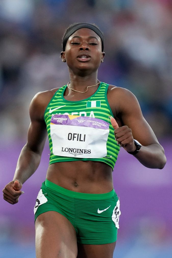 Favour Ofili de Nigeria gana su semifinal de 200 metros femeninos durante la competencia de atletismo en el Estadio Alexander en los Juegos de la Commonwealth en Birmingham, Inglaterra, el viernes 5 de agosto de 2022. (Foto AP/Manish Swarup)