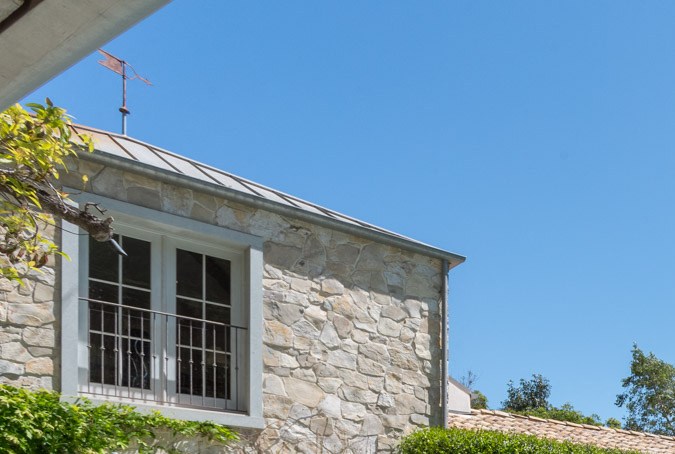 La mansión ofrece áreas verdes ideales para disfrutar al aire libre.