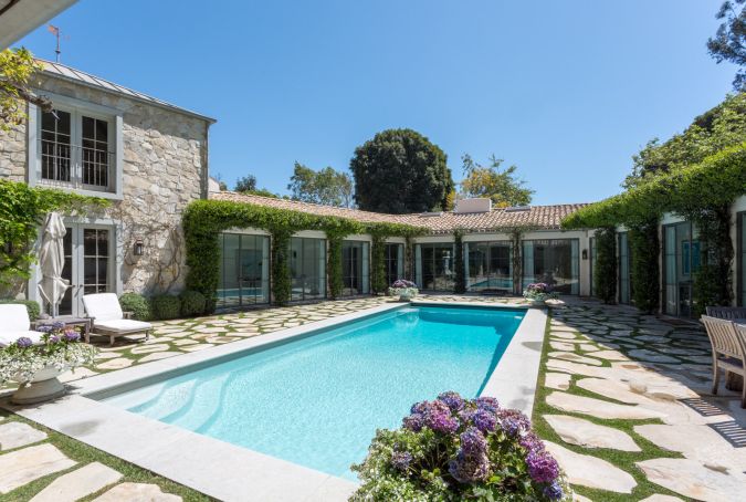 La mansión ofrece áreas verdes ideales para disfrutar al aire libre.