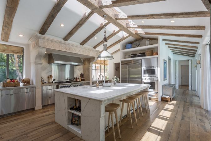 La mansión incluye una gran cocina tipo gourmet.