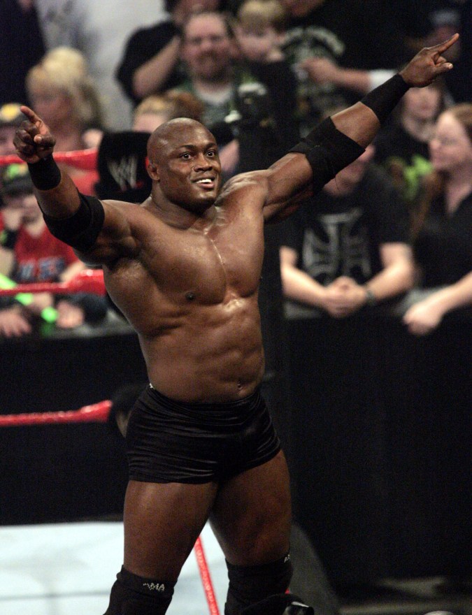 19 de marzo de 2007, el entonces luchador de la WWE Bobby Lashley celebra después de derrotar a Chris Masters durante un combate en WWE Monday Night Raw en Indianápolis. Foto: Tom Strattman.