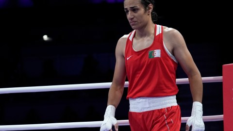 La argelina Imane Khelif reacciona tras derrotar a la italiana Angela Carini en su combate preliminar de boxeo femenino de 66 kg en los Juegos Olímpicos de Verano de 2024, el jueves 1 de agosto de 2024, en París, Francia. (Foto AP/John Locher)