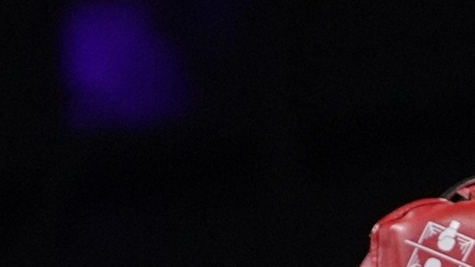 La argelina Imane Khelif (izquierda) se enfrenta a la italiana Angela Carini.