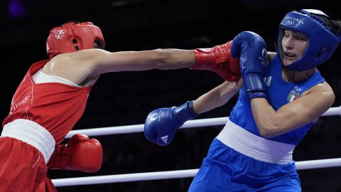 La argelina Imane Khelif (izquierda) se enfrenta a la italiana Angela Carini.