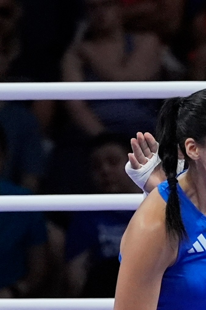 La argelina Imane Khelif, de rojo, junto a la italiana Angela Carini, al final de su combate preliminar de boxeo femenino de 66 kg en los Juegos Olímpicos de Verano de 2024, el jueves 1 de agosto de 2024, en París, Francia. (Foto AP/John Locher)