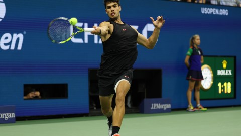 Carlos Alcaraz durante el partido de primera ronda contra Li Tu.