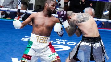 Floyd Mayweather, a la izquierda, y John Gotti III pelean durante un combate de boxeo de exhibición en la Arena México en la Ciudad de México, el sábado 24 de agosto de 2024. (Foto AP/Eduardo Verdugo)