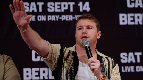 Canelo Álvarez durante la rueda de prensa de su combate ante Edgar Berlanga.