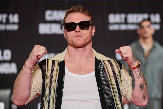 Canelo Álvarez durante la presentación del combate ante Edgar Berlanga.