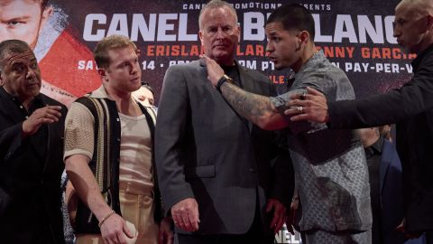 Canelo Álvarez y Edgar Berlanga se enfrentan cara a cara en la conferencia de prensa.