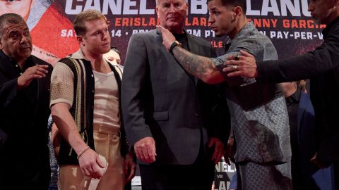 Canelo Álvarez y Edgar Berlanga se enfrentan cara a cara en la conferencia de prensa.