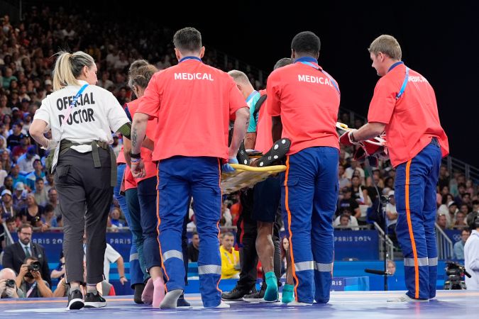 La rumana Catalina Axente es trasladada en camilla durante los octavos de final de la lucha libre femenina de 76 kg contra Kennedy Alexis Blades, de Estados Unidos, en el Champ-de-Mars Arena, durante los Juegos Olímpicos de Verano de 2024, el sábado 10 de agosto de 2024, en París, Francia. (Foto AP/Eugene Hoshiko)