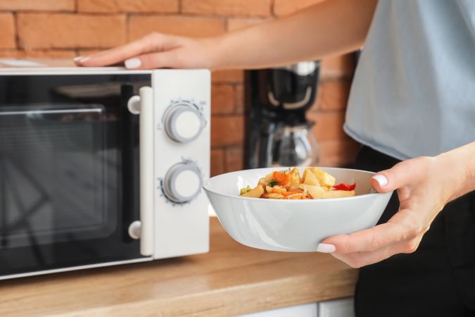 Recalentar comida en microondas