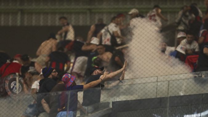La policía lanza gas pimienta a los aficionados del San Lorenzo de Argentina durante el partido de vuelta de los octavos de final de la Copa Libertadores contra el Atlético Mineiro de Brasil en el Arena MRV en Belo Horizonte, Brasil, el martes 20 de agosto de 2024. (Foto AP/Thomas Santos)