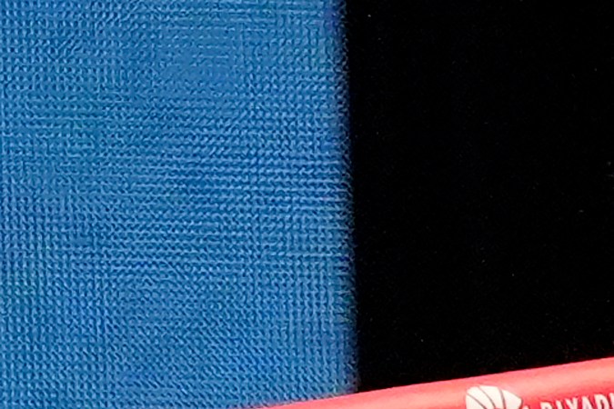 Isaac Cruz, a la derecha, golpea a José Valenzuela durante un combate de boxeo por el campeonato de peso superligero en Los Ángeles, el sábado 3 de agosto de 2024. Valenzuela ganó por decisión dividida. (Foto AP/Damian Dovarganes).