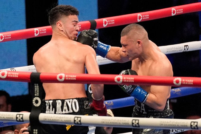 Isaac Cruz, a la derecha, golpea a José Valenzuela durante un combate de boxeo por el campeonato de peso superligero en Los Ángeles, el sábado 3 de agosto de 2024. Valenzuela ganó por decisión dividida. (Foto AP/Damian Dovarganes).