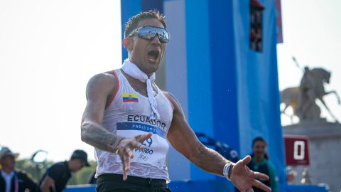 Brian Daniel Pintado, de Ecuador, celebra tras ganar la medalla de oro.
